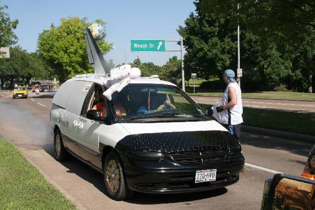 2006_ArtCar_3_Parade 001 